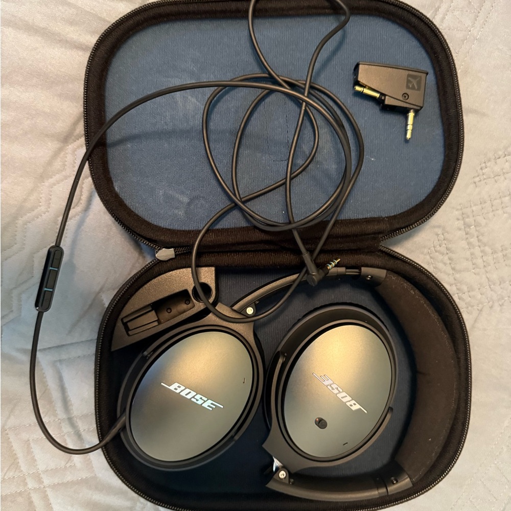 Bose Silver Noise-Cancelling Headphones with Black Case - Picture 9 of 9